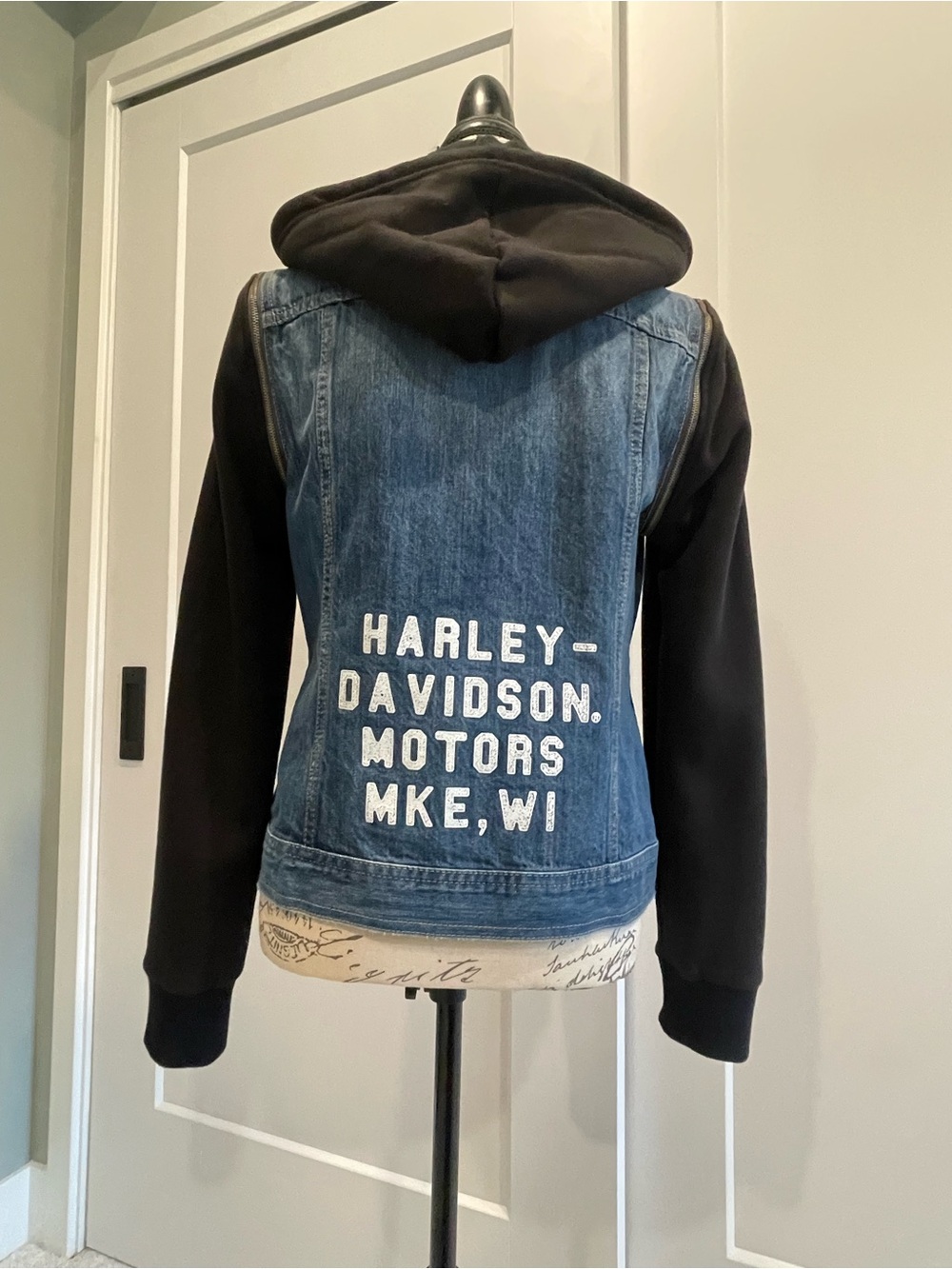 Harley-Davidson® Women's Zip-Off Sleeve Denim Jacket - Indigo Wash - Picture 4 of 8